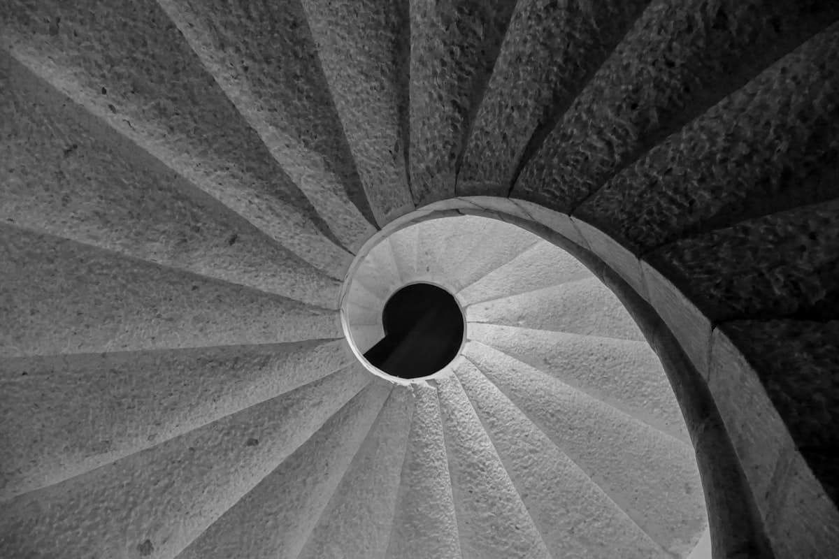 Escalera de caracol de piedra tallada, vista desde abajo